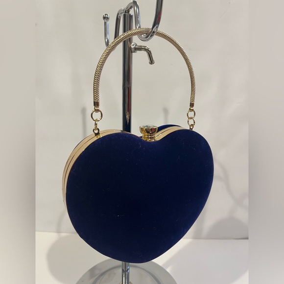 Heart Shaped Mini Clutch Purse W/ Long Crossbody Chain Strap - Picture 4 of 12